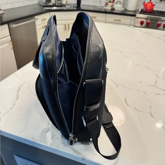 Excellent Condition Tumi Arrive Sawyer Black Brief Bag - Picture 3 of 6